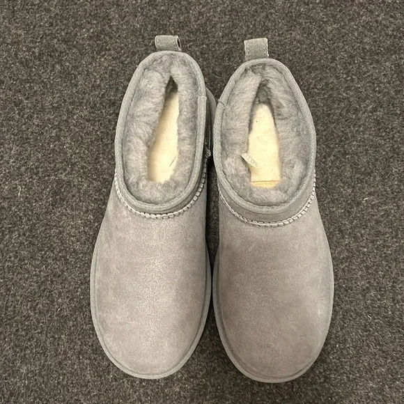 Uggs - Picture 4 of 5